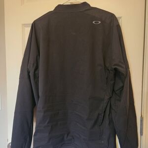 Oakley jacket Size 2XL but fits XL black.